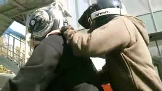 اهدای گل به جای اسید توسط موتور سوار