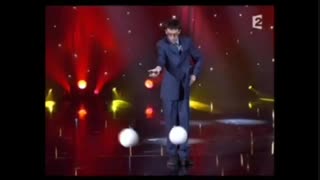 تردستی بسیار زیبا با دو توپ بزرگ