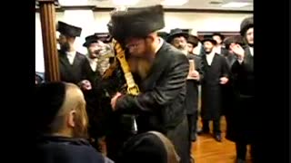 رقص خاخام های یهودی همراه با تورات