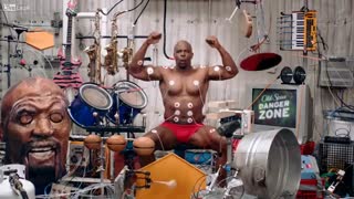 اجرای موزیک با استفاده از عضلات بدن