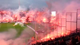 آتیش بازی تماشاچیان فوتبال - کل ورزشگاه رو به آتیش کشیدن