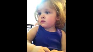 واکنش دختر بچه به آهنگ غمگین