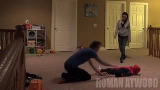 دوربین مخفی پرتاب فرزند از طبقه دوم در مقابل چشمان مادر