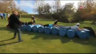 نوع جدیدی از تفریح با بشکه!!! شما هم امتحان کنید