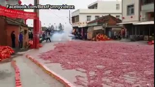 روشن کردن یک میلیون ترقه با هم در یک جشن محلی در چین
