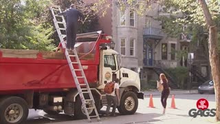 دوربین مخفی کارگری که داره درخت ها رو هرس می کنه - خیلی خنده داره