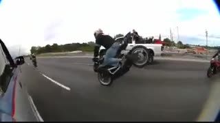 حرکات نمایشی موتورسواران در خیابان