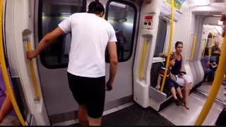 مسابقه پسر جوان با مترو برای رسیدن به ایستگاه بعد