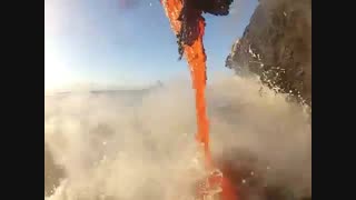 ویدیو نادر نزدیک از ورود گدازه آتشفشان به اقیانوس