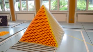 ساخت بزرگترین دومینو سه بعدی جهان به شکل هرم در مصر