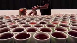 بزرگترین نقاشی جهان که با آب های رنگی داخل لیوان ایجاد شده