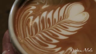 ایجاد نقش های هنری بسیار زیبا بر روی اسپرسو (کافه لاته)