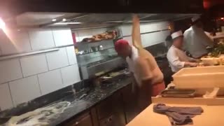 صاف کردن خمیر نون پیتزا با حرکات کونگفو