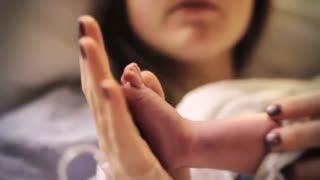 مادر نابینایی که برای اولین بار نوزادش را میبیند