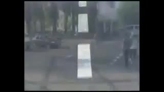 پیرزنی که وسطخیابان میافتدوکسی نیست که به او کمک کند!!!