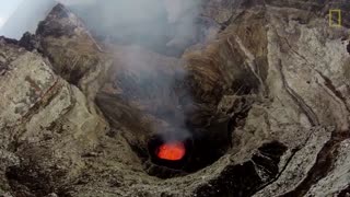 ضبط ویدیو نزدیک از آتشفشان با استفاده از پهپاد