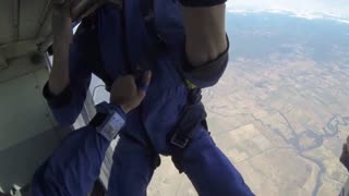 تشنج چترباز آماتور از ترس پس از پرش و نجات به موقع او توسط مربی اش