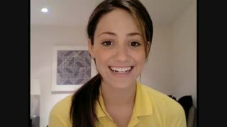 چهره تماشایی امی رسوم در کلیپ پاسخگویی به سؤالات هواداران