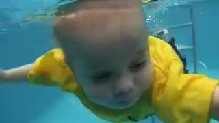 فیلم شنا کردن یه بچه که حتی راه رفتن خودش راهم خوب نمیداند