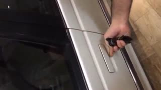 باز کردن قفل ماشین با یک حرکت !!