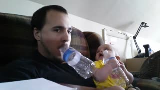 تقلید با مزه بچه از حرکات پدرش