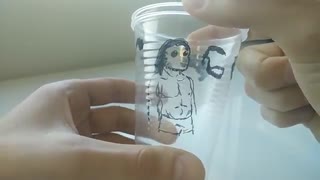 بازی پوشاندن لباس با استفاده از نقاشی های روی لیوان آب