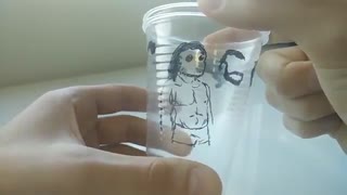 بازی پوشدن لباس در لیوان یک بار مصرف