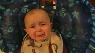 گریه بچه هنگام آواز خواندن مادر