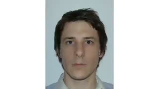 شخصی که 16 سال هر روز از خودش عکس سلفی گرفته و همشو تو این نمایش داده