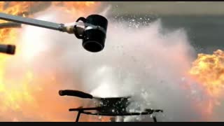 هرگز روغن آتش گرفته را با آب خاموش نکنید . . . !