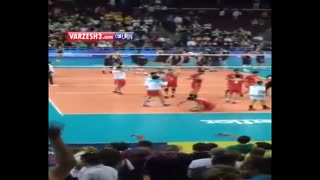 تشویق هواداران تیم ملی والیبال ایران پس از شکست مقابل آمریکا