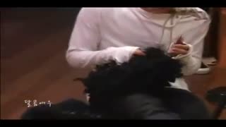 جونگ مین در حال بافتنی بافتن