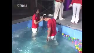 داداش یونگی رو هل میدن تو استخر*SS501