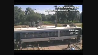 نجات سرنشینان ماشین از برخورد با قطار