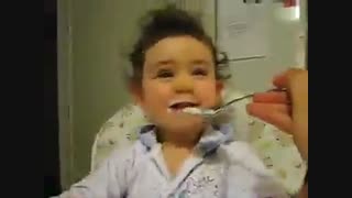 علاقه شدید این خانوم کوچولو به ماست