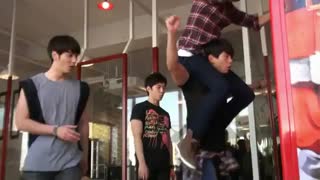 ابتکار برای به دست اوردن 6 نوشابه...شما چی کار میکردین؟؟؟؟داداشی هام 2pm