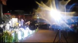 کنسرت خنده و تقلید صدای معین در زیر باران - دیدنی