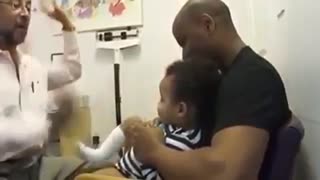 ترفند جالب پزشک برای واکسن زدن به بچه !