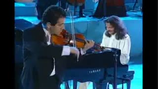 هنرنمایی تک ویولنیست و رهبرارکستر ایرانی  درکنسرت تاج محل هند..yanni