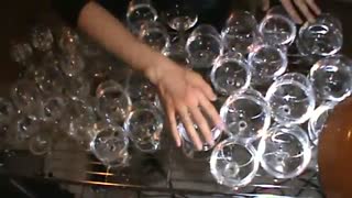 فوق العاده!!آهنگ هری پاتر با لیوان!!!!!!!!(یک کارِ مخصوص برای بیتاجووونم!)