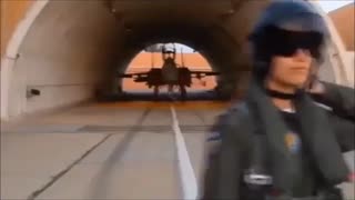 خلبان زن جنگنده