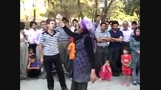 یک نمایش خیابانی بنام « حاشیه نشین » با بازی بهاره عارفی ( بسیار هنرمند)