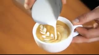 طراحی روی قهوه با شیر