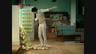 رقصیدن لی مین هویی ( تبلیغ شیر موز )