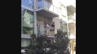 وقتی دوستات سلفی میگیرن و تو توشون نیستی!!!!