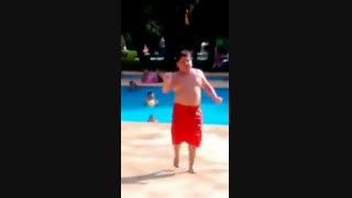 پسر بچه ی شاد کنار استخر !