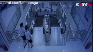 مرگ وحشتناک یک مادر با پله برقی