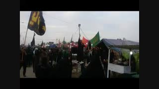 موجی از جمعیت زائرین ، در اواسط  مسیر پیاده روی نجف - کربلا