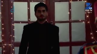 بخشی از قسمت 695 قبول میکنم (اهیل زیپ صنم رو بالا میکشه)