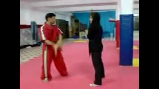 شکستن چوب توسط دختر ایرانی رزمی کار